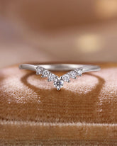 SEPTIMA Round Cut Moissanite Curved Wedding Band